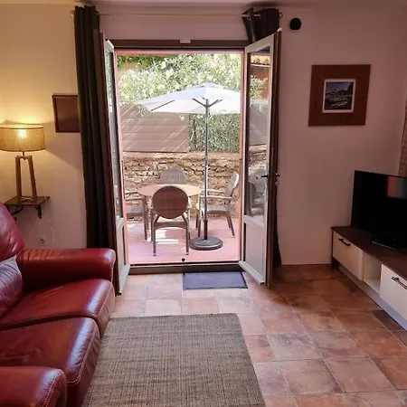 Superbe T2 60m2 Classe 5 Etoiles, Quartier Des Peintres, Calme, Plages A Pied, Climatisation, Wifi *